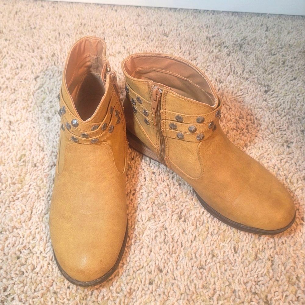 Qupid Ankle Boots with Side Zip Size 8
